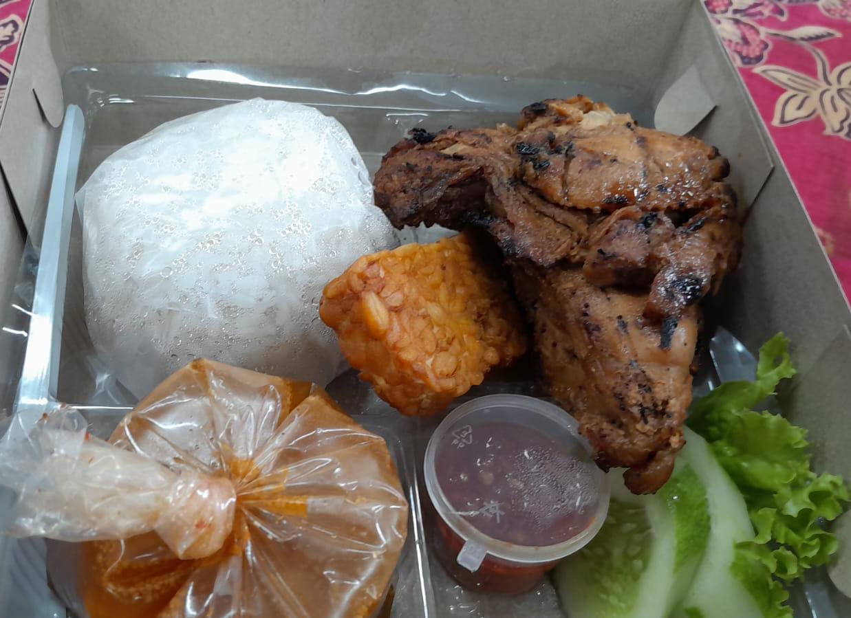 Iga Bakar, Pecak Ikan Nila, Nasi Ayam Goreng Lengkuas, Aneka Singkong dan Kacang Rebus