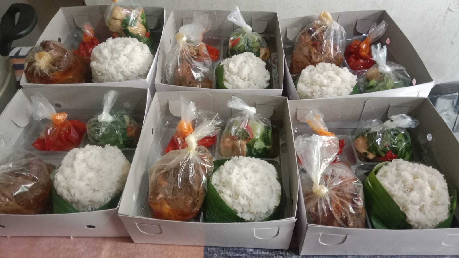Ayam Goreng/Ayam Kecap, Tahu/Tempe, Lalapan dan Sambel